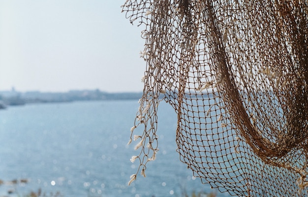 Rete da pesca sullo sfondo del mare