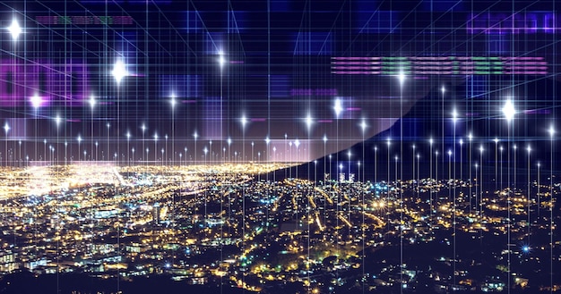 Rete dati e digitale con la città di notte per la connessione cyber e cloud computing Tecnologia comunicazione astratta e futuristica con skyline della città urbana per internet media e luce