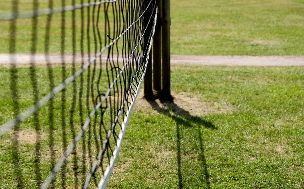 Rete di pallavolo con la bicicletta un giorno soleggiato