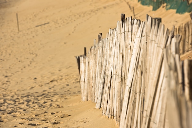 Rete fissa di legno sulla spiaggia atlantica in Francia