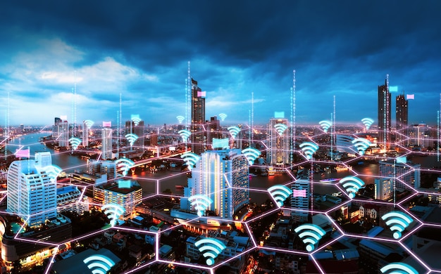 Rete intelligente e concetto di tecnologia di connessione Wi-Fi con sfondo della città di Bangkok al crepuscolo in Thailandia, vista panoramica