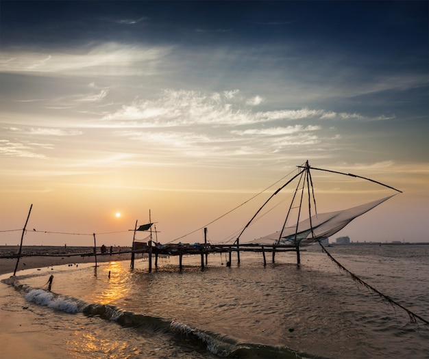 Reti da pesca cinesi sul tramonto. Kochi, Kerala, India