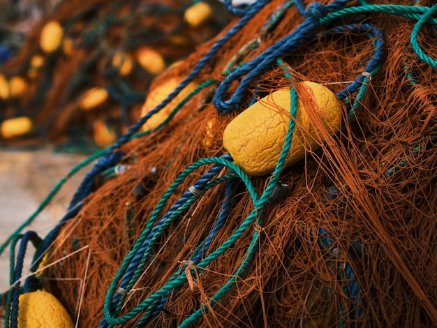 Reti da pesca in piedi sul molo del porto