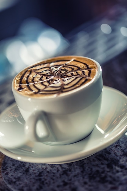 Reticolo artistico di arte del caffè su latte o cappuccino.