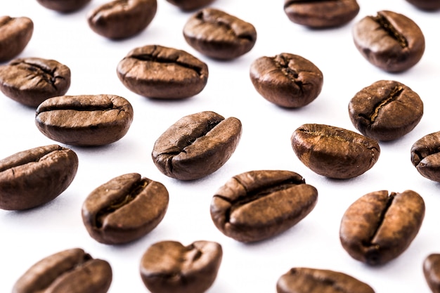 Reticolo dei chicchi di caffè su bianco