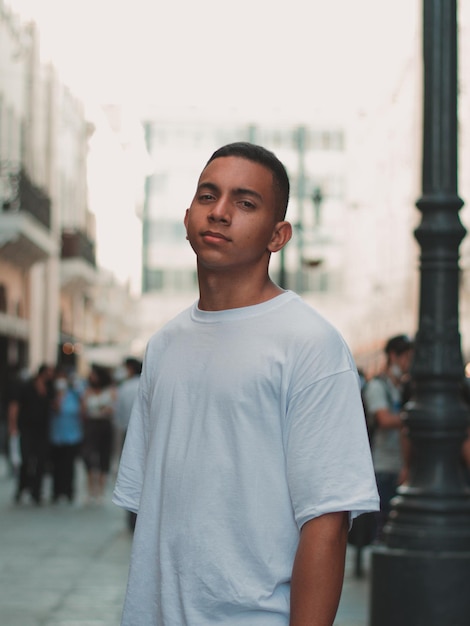 Retrato de chico joven en medio de la gente