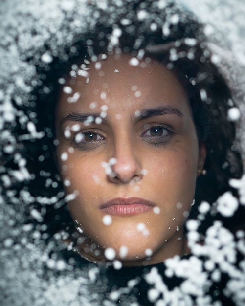 Retrato de una chica joven a traves de un cristal nevado