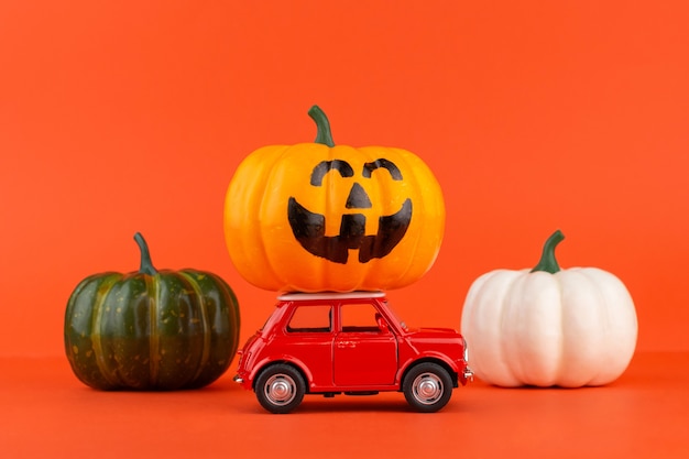 Retro automobile rossa del giocattolo con una zucca