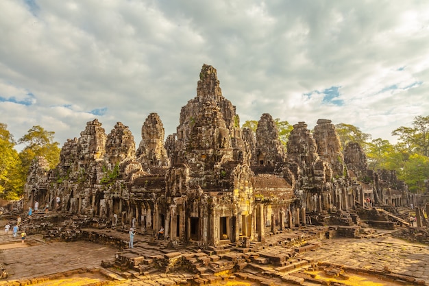 Retro fronte del castello di bayon in Cambogia