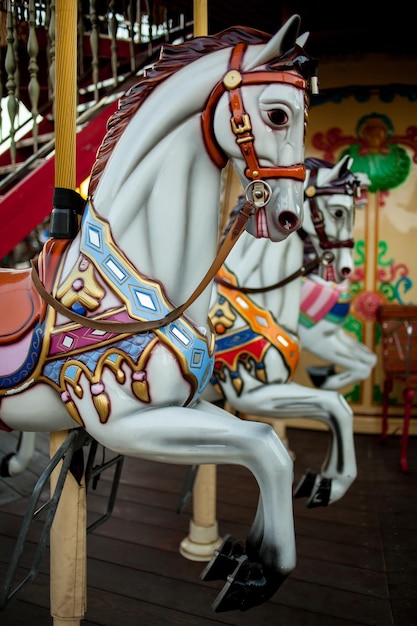 Retro giostra bianco nero cavallo Vecchio cavallo di legno giostra Carousel Cavalli su vintage