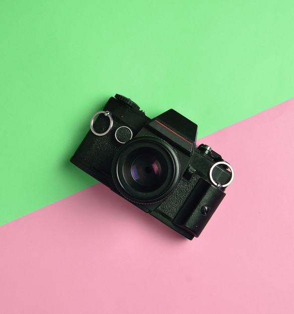 Retro macchina fotografica su una carta colorata, piatto, vista dall'alto, tendenza minimalista.