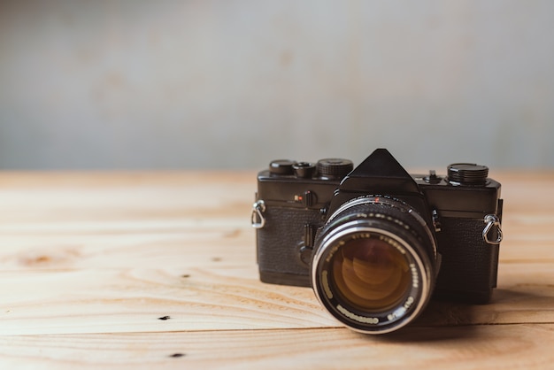 Retro macchina fotografica sul fondo della tavola di legno