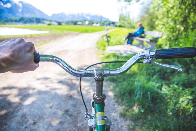 Retro manubrio della bicicletta e si rompe all'aperto sfondo sfocato