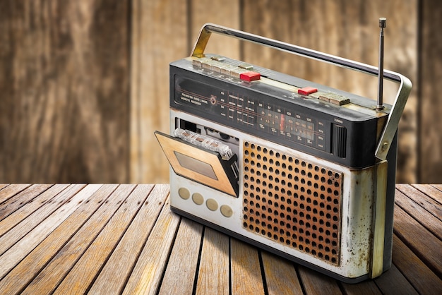 Retro radio e lettore di cassette audio sulla tavola di legno