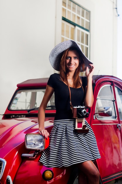 Retro ragazza d&#39;annata all&#39;aperto di stile di vita con una macchina fotografica nella città.