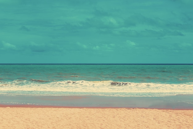 Retro spiaggia e cielo blu con tono d&#39;epoca.