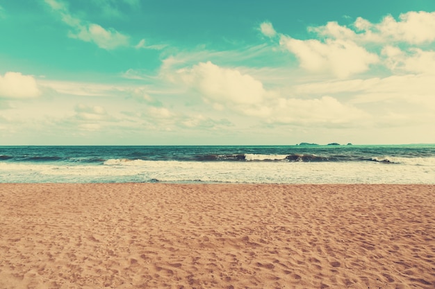 Retro spiaggia e cielo blu con tono d&#39;epoca.