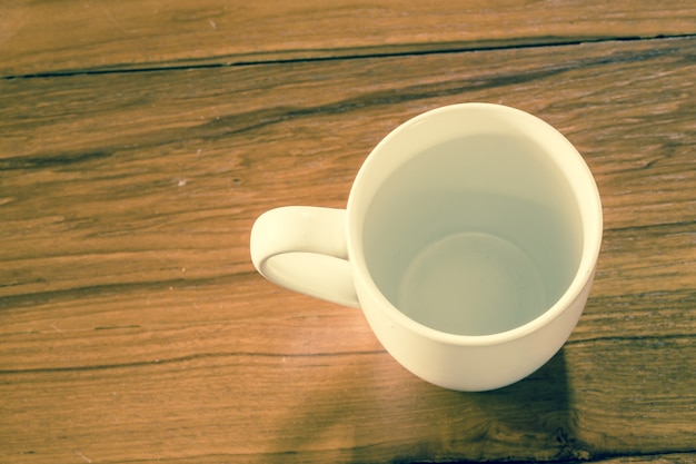 Retro tazza da caffè di vista superiore sulla tavola di legno