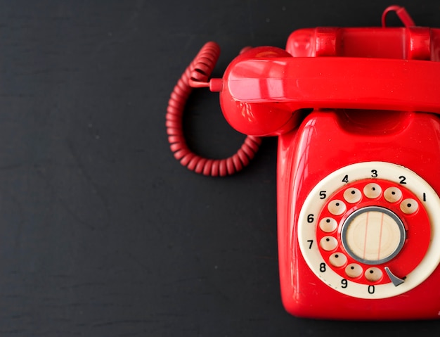 Retro telefono d&#39;annata rosso su fondo nero