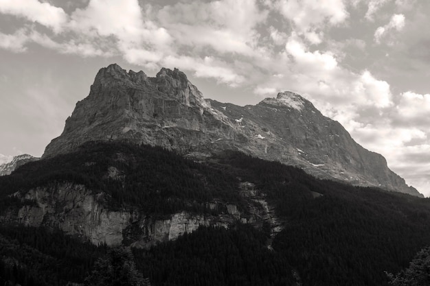 Retro vista seppia della parete nord del monte Eiger delle Alpi Bernesi Grindelwald Svizzera