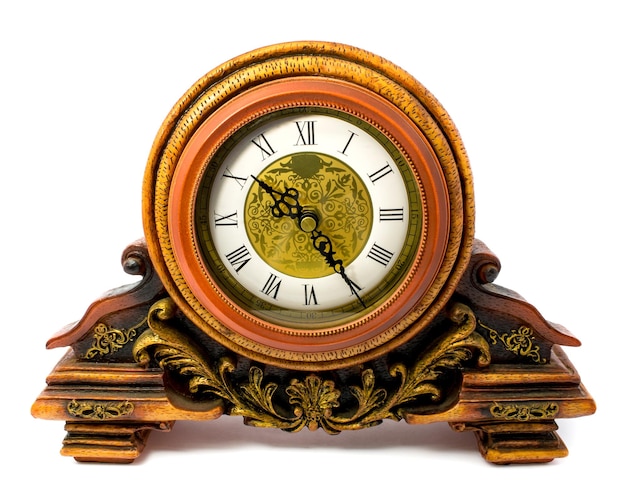 Retrostyled vecchio orologio in legno isolato su uno sfondo bianco