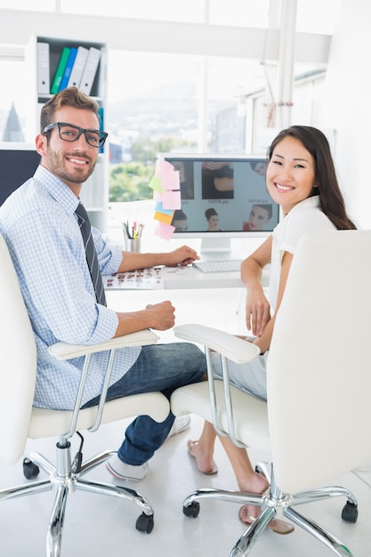 Retrovisione dei redattori di foto casuali che lavorano al computer