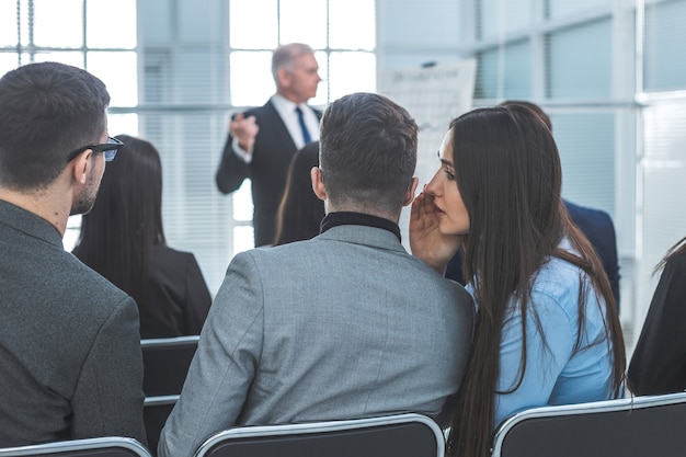 Retrovisore. i dipendenti discutono di qualcosa durante un seminario di lavoro