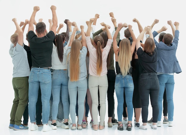 retrovisore. squadra di giovani felici in piedi con le mani in alto