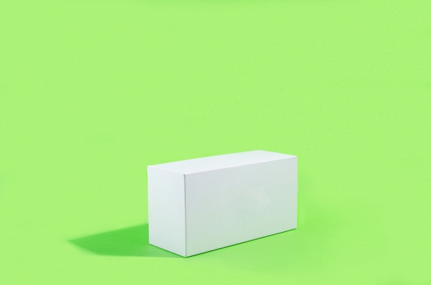 rettangolare bianco con ombre su sfondo verde