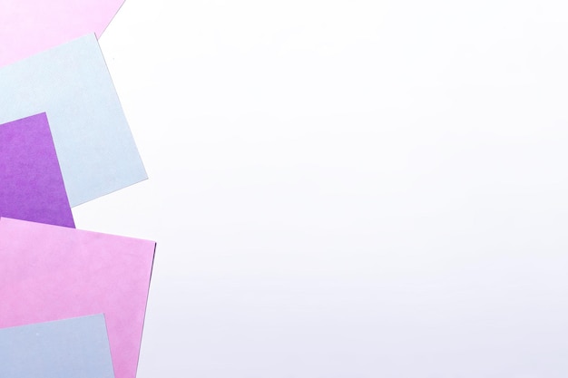 Rettangoli semplici astratti sul lato sinistro in carta color pastello su sfondo bianco