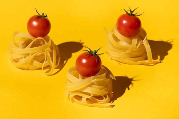 Rettangolo fatto da farfalle di pasta italiana cruda su uno sfondo giallo illuminante alla moda.