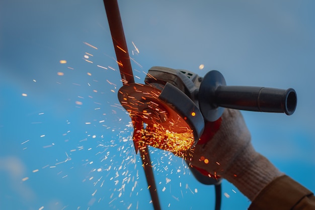 Rettificatrice nelle mani del lavoratore durante il lavoro