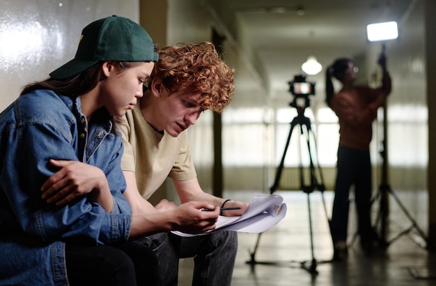Revisione della sceneggiatura in un ambiente di produzione cinematografica
