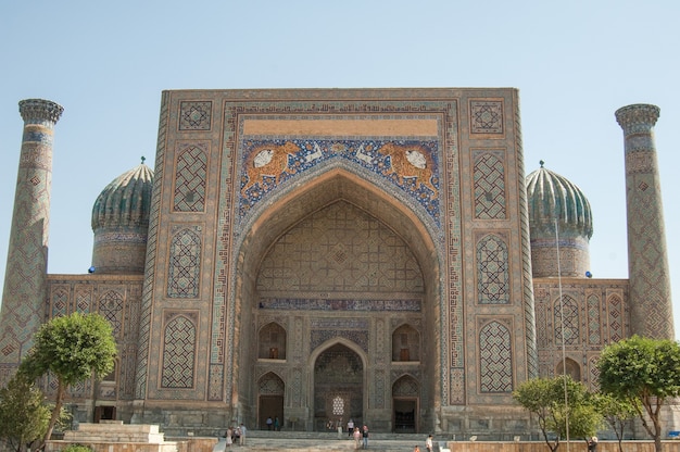 Revisione esterna del Registan a Samarcanda. Architettura antica dell'Asia centrale