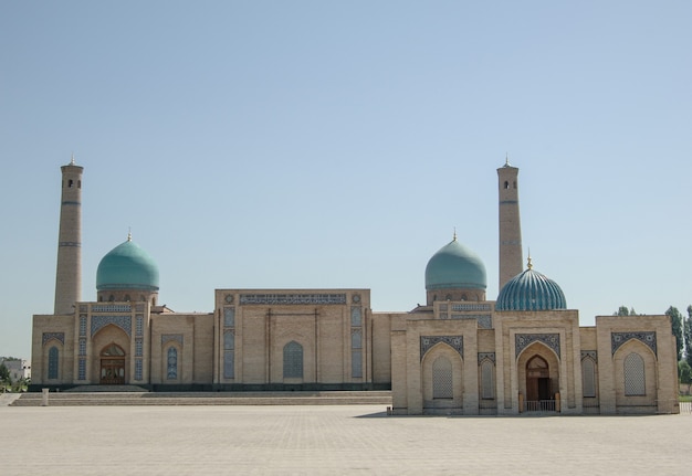 Revisione esterna dell'architettura restaurata di edifici antichi a Tashkent, Uzbekistan