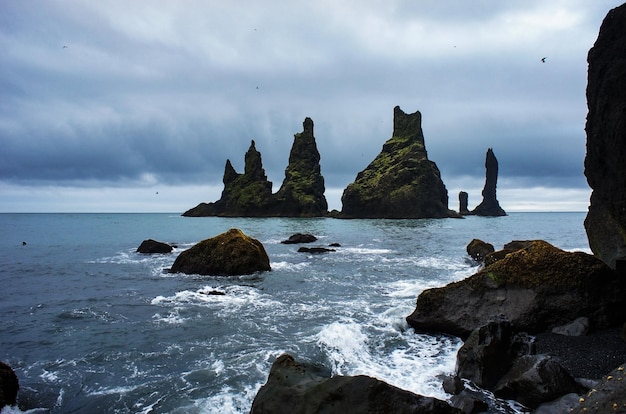 Reynisdrangar basalto mare pile montagna Reynisfjall Islanda scogliera spiaggia nera Oceano Atlantico del Nord