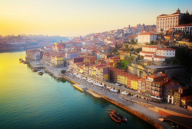 Ribeira e fiume Douro Porto al tramonto, Portogallo, dai toni rétro