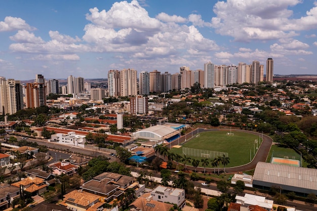 Ribeirao Preto 02 ottobre 2022 Veduta aerea di edifici su Avenida Joao Fiusa e zona sud di Ribeirao Preto