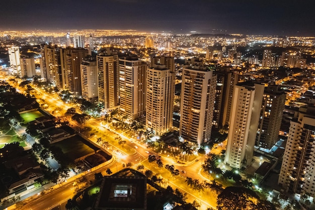 Ribeirao Preto Sao Paulo Brasile 23 aprile 2022 Immagini notturne della città di Ribeirao Preto Avenida Joao Fiusa foto più vicine al viale lunga esposizione