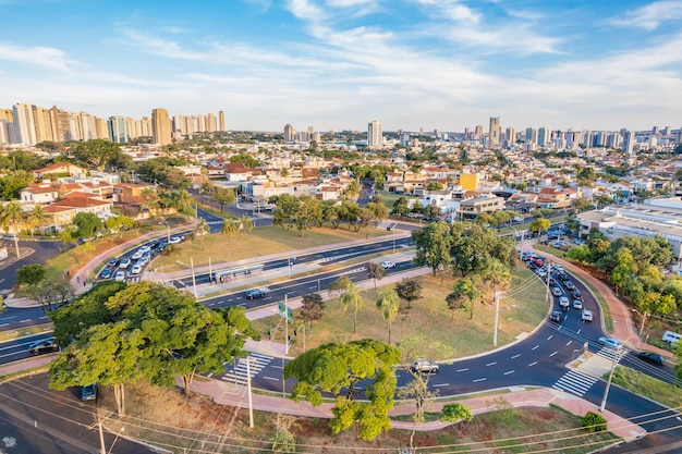 Ribeirao Preto Sao Paulo Brasile Circa maggio 2022 Av Independencia e Av Joao Fiusa rotonda il viale più famoso di Ribeirao Preto Sao Paulo Brasile