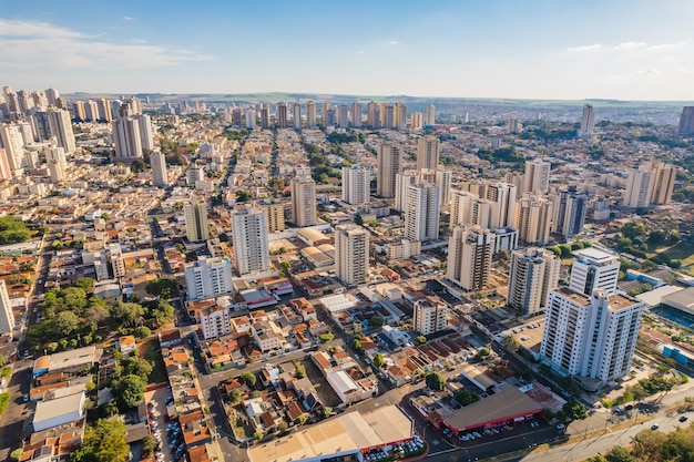 Ribeirao Preto Sao PauloBrasil Circa giugno 2022 Veduta aerea di Avenida Maurilio Biagi a Ribeirao Preto Brasile