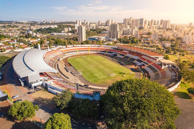 Ribeirao Preto Sao PauloBrasil Circa giugno 2022 Veduta aerea di Ribeirao Preto Sao Paulo puoi vedere edifici e lo stadio Santa Cruz Botafogo