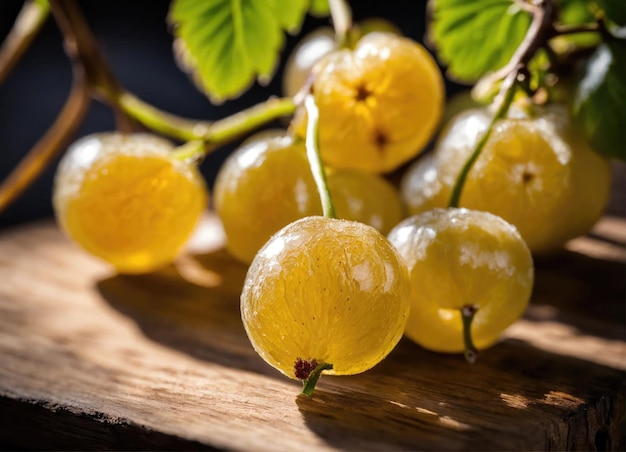 Ribes bianco su un tavolo di legno