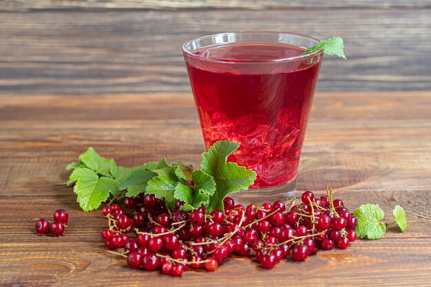 Ribes e foglie verdi su uno sfondo scuro. Cocktail vitaminico.