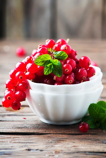 Ribes e menta sulla tavola di legno