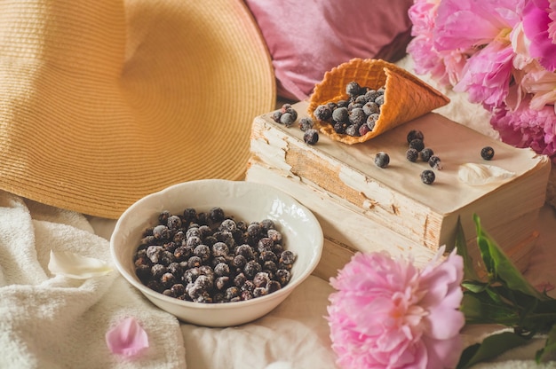 Ribes nero e fiori congelati