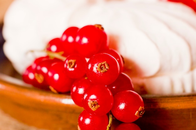 Ribes rosso fresco e un marshmallow bianco