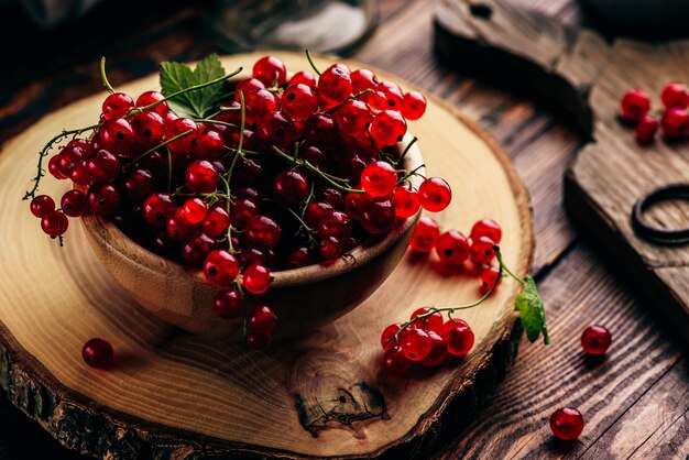 Ribes rosso selezionato fresco in ciotola di legno