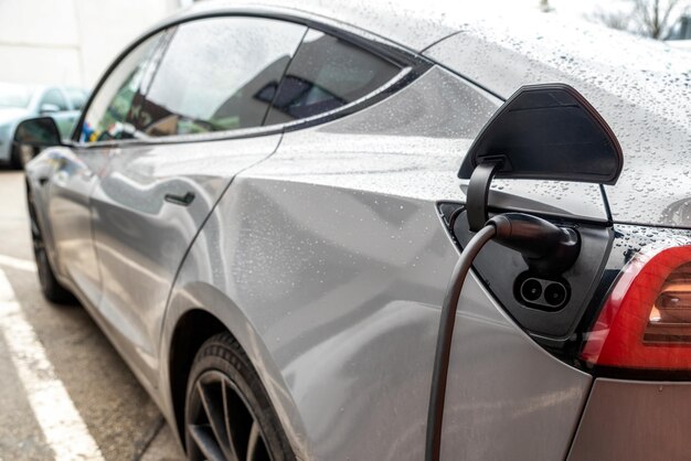 Ricarica auto elettrica in stazione