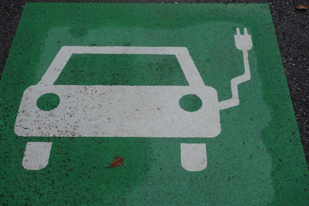 Ricarica di un'auto elettrica in una stazione di rifornimento elettrica